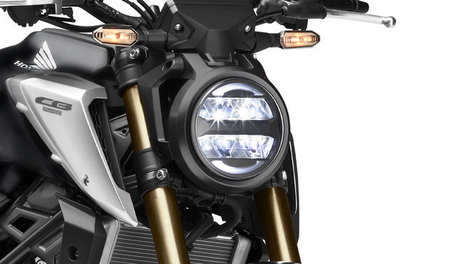 Honda CB125R, trojštvrťový záber spredu z pravej strany, detail svetiel, štúdiový záber, čierny motocykel
