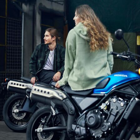 Honda CL500 s modelmi sediacimi na motocykli.