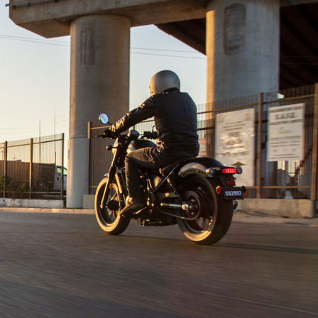 Trojštvrťový záber zozadu na model Honda CMX500 Rebel pri jazde po ulici.