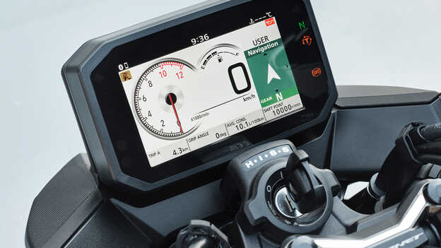TFT displej modelu Honda CB750 Hornet s navigáciou.