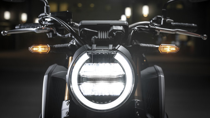 Priblížený pohľad na svetlomet motocykla Honda CB650R.