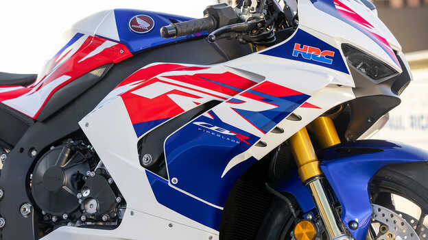 Detailný záber na samolepky s logom HRC na motocykli Honda CBR1000RR-R Fireblade