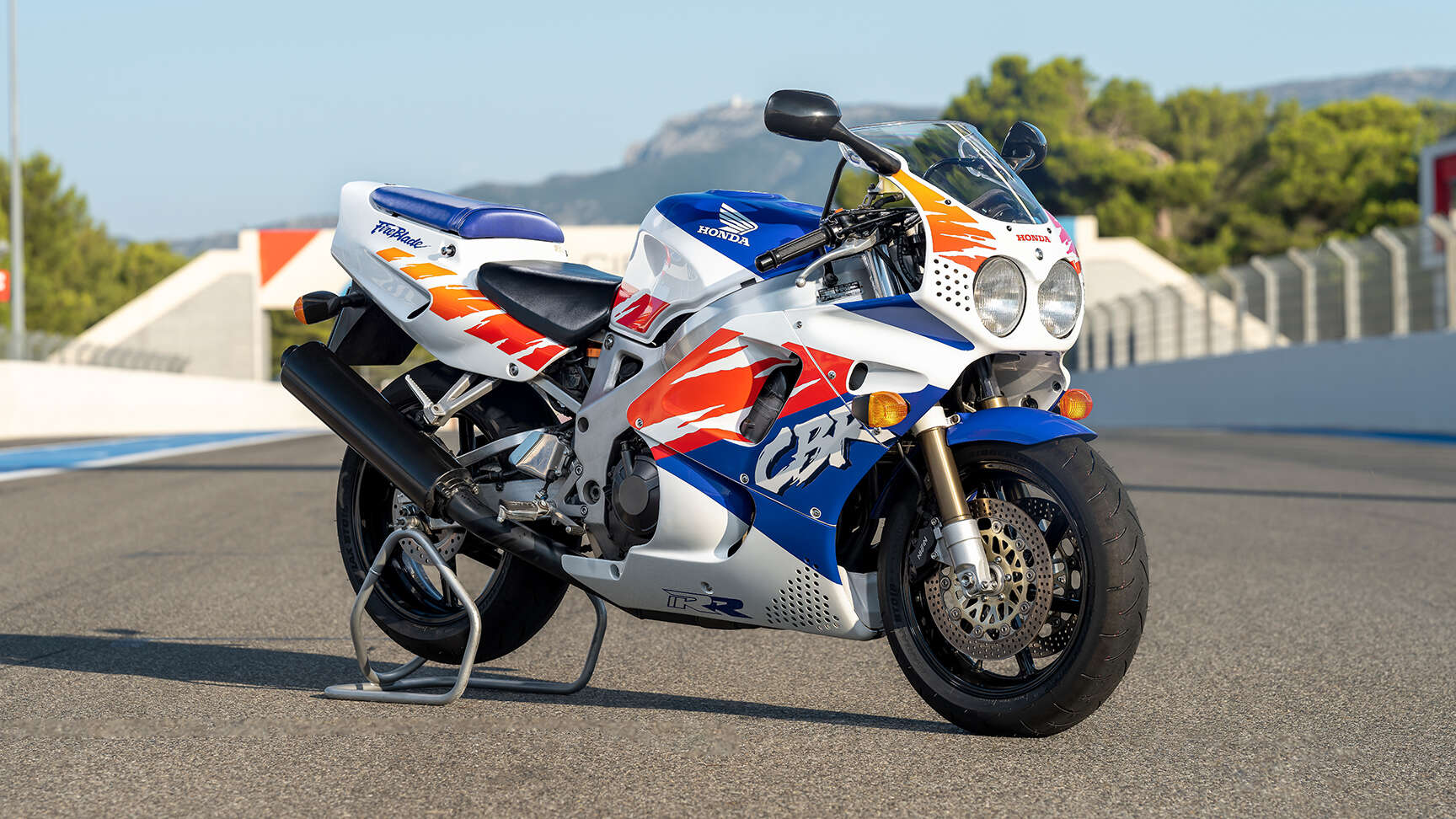Bočný pohľad na motocykel 1992 CBR900R Fireblade v štúdiu