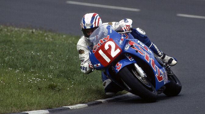 Honda 1996 – 1998 CBR900R s jazdcom na pretekárskej trati. Fotografia: Záber z roku 1996 – NK Photography 