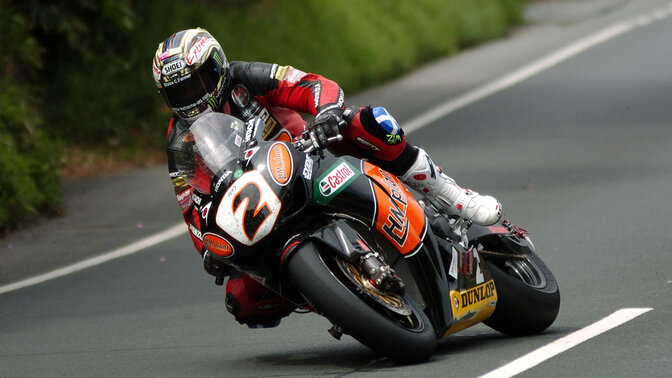 Honda 2008 – 2011 CBR1000RR s jazdcom na pretekárskej trati. 