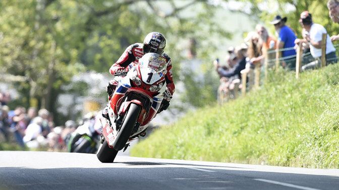 Honda 2012 – 2014 CBR1000RR s jazdcom na pretekárskej trati. Fotografia: Záber z roku 2014 – preteky Isle of Man TT