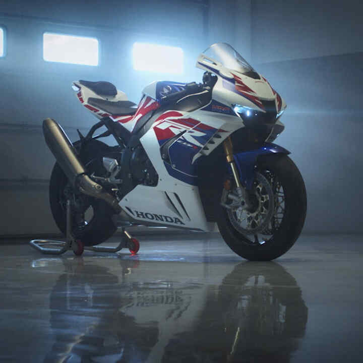 Model Honda CBR1000RR Fireblade s jazdcom na pretekárskej trati