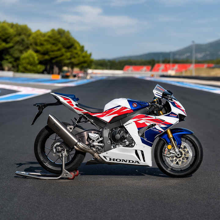 Pohľad z pravej strany na motocykel Honda CBR1000RR-R Fireblade na pretekárskej trati