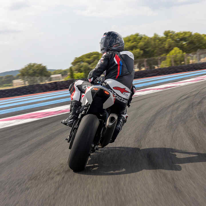 Pohľad zo zadnej strany na model Honda CBR1000RR-R Fireblade s jazdcom na pretekárskej trati