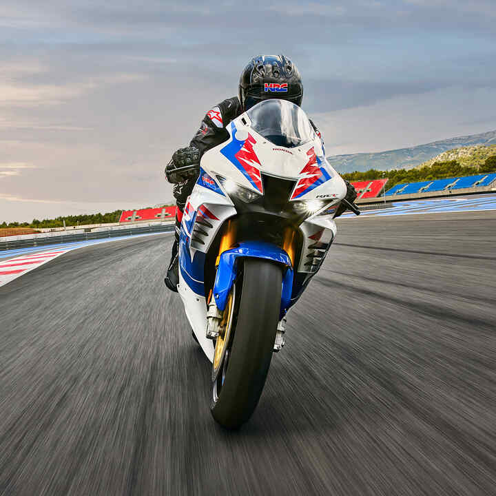 Pohľad spredu na jazdca na motocykli Honda CB900RR Fireblade na pretekárskej trati