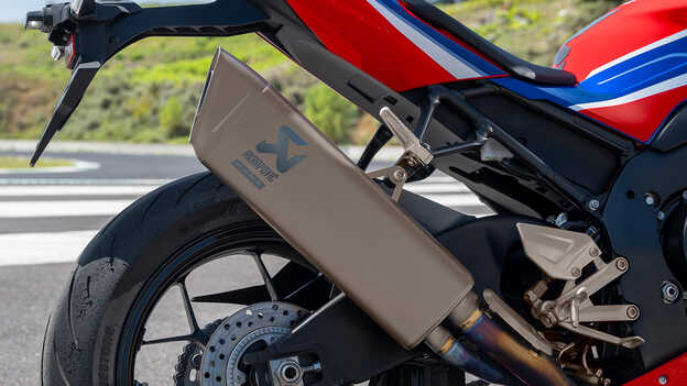 Honda CBR1000RR-R Fireblade s vysoko účinným ľahkým titánovým tlmičom výfuku Akrapovič
