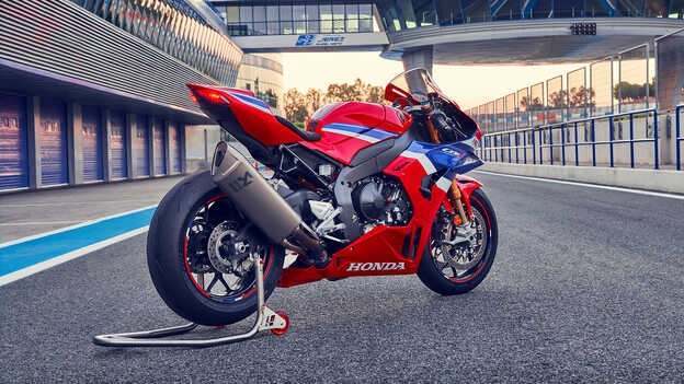 Detailný záber na zadné koleso modelu Honda CBR1000RR-R Fireblade.