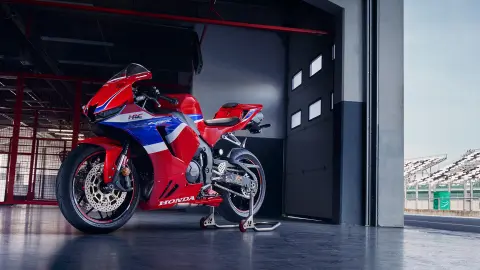 Trojštvrťový statický záber na model CBR600RR v depe na okruhu.