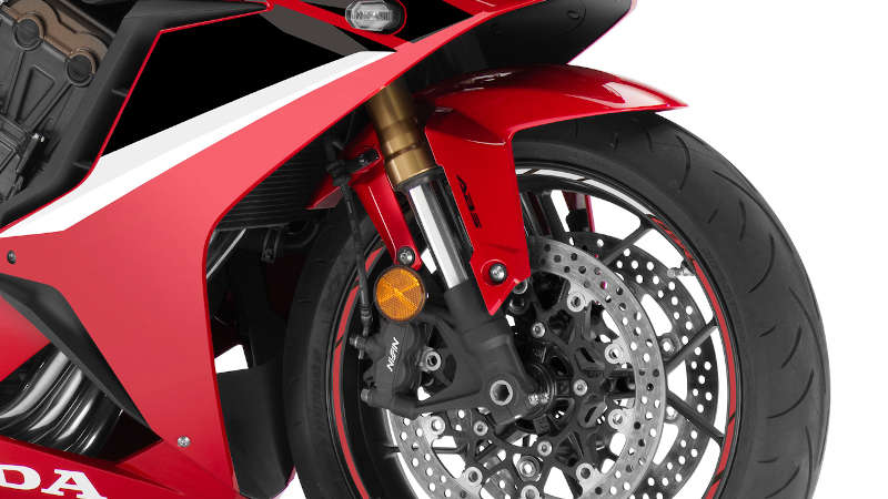 CBR650R, štúdiový záber, detail na vidlicu Showa s funkciou SSF