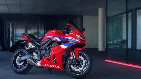 Trojštvrťový pohľad spredu na model Honda CBR650R s jazdcom.