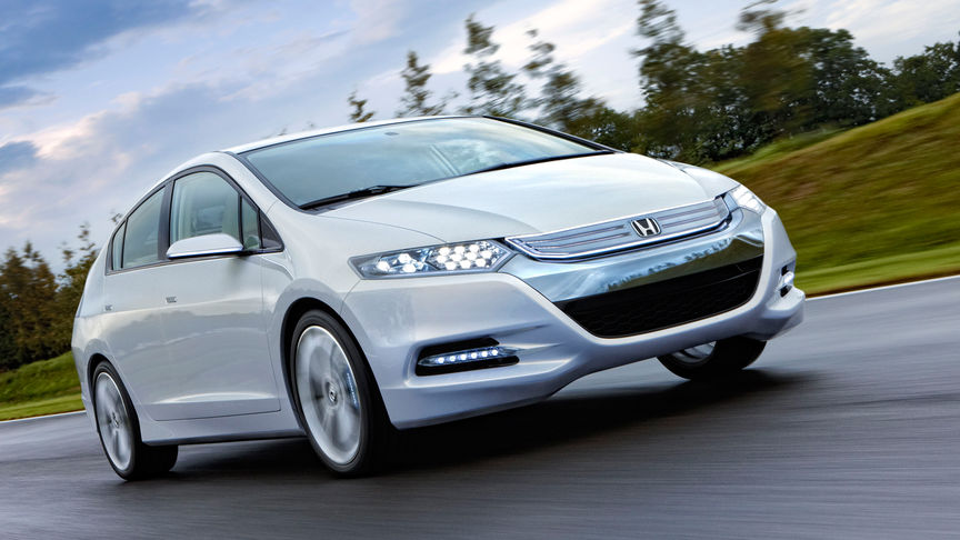 Predný trojštvrťový pohľad zľava na model Honda Insight, v exteriéri.